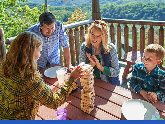 Familie, die auf der Veranda Jenga spielt