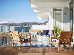 Móveis de terraço no deque de um alojamento para férias