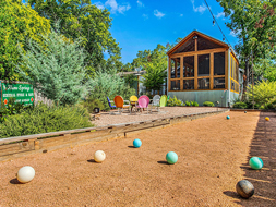 Jeu de boulesbaan in de achtertuin van een vakantiehuis